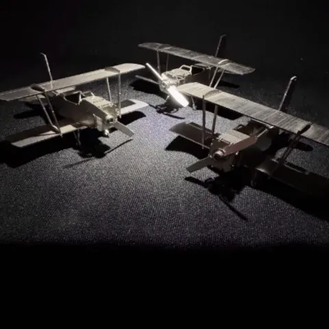 Instagram投稿:金属製の複葉機モデル