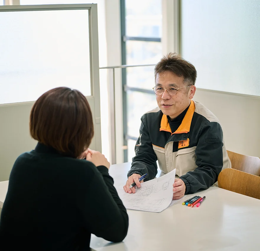 現場の声を聞きながら打ち合わせをする様子